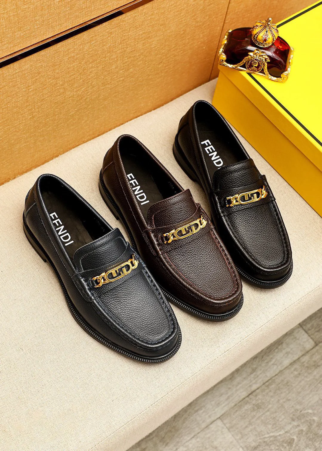 Men's shoes 💰460 💐 Product trademark: FENDI [Fendi] casual leather shoes Regular size: 38-44 (45🉑️customized) Product materials: Selected imported first-layer pebbled cowhide leather upper + luxury hardware buckle, imported cowhide lining. Strong three-dimensional visual effect, rubber outsole Color: 3⃣️colors available